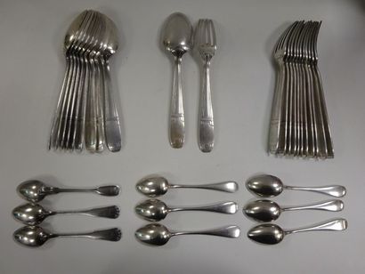 Partie de ménagère en métal argenté cimprenant...