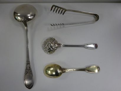 Lot de trois pièces de service en métal argenté.

On...