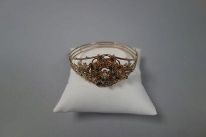 Bracelet rigide ouvrant formé de filins d'or...
