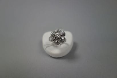 Bague en platine (950) de forme marguerite...