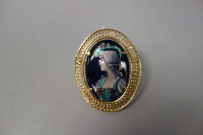 Broche ovale en or jaune (750) à décor d'un...