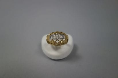 Bague formée de filins d'or jaune (750) entrelacés,...
