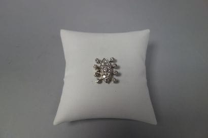 Fermoir de forme navette en or blanc (750)...