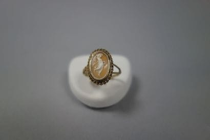 Bague en or jaune (750) ornée d'un camée...