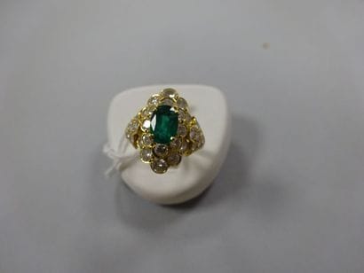 Bague de forme légèrement marquise en or...