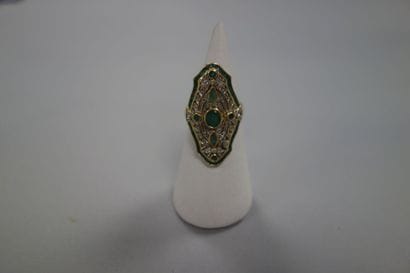 Bague en or jaune (750) de forme marquise...