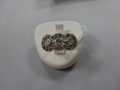 Bague jarretière en or gris (750) ornée de...