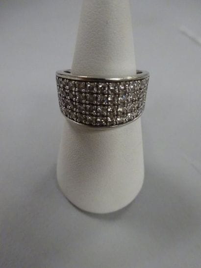 Bague en or gris (750) ornée de quatre lignes...