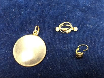 Lot de bijoux en or (750) :

- paire de petites...