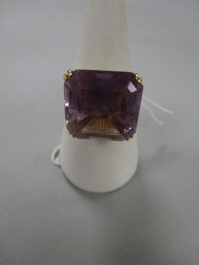 Bague en or jaune (750) ornée d'une améthyste,...