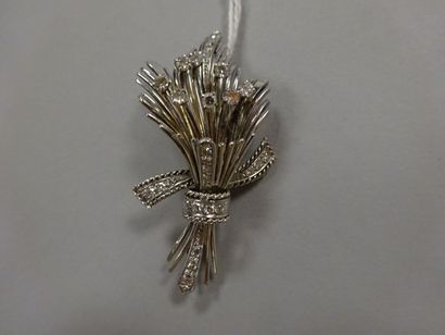 Broche en or blanc (750) figurant un bouquet...