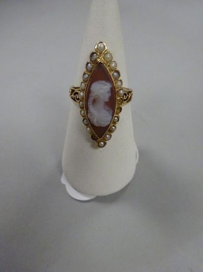 Bague en or jaune (750) ornée d'un camée...
