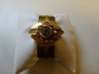 Bracelet manchette ouvrant en or jaune (750)...