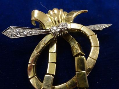 Broche en or jaune (585) formant un noeud...