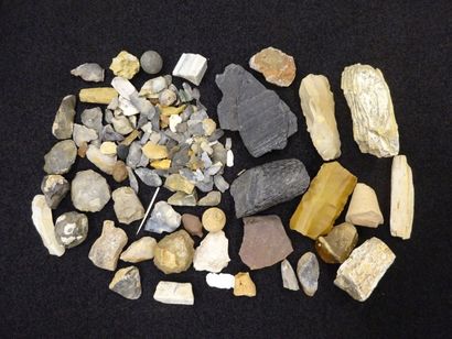 Lot : - Pierres et divers - Un lot de silex...