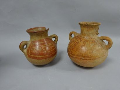 Amérique du Sud
Deux pots à anses en terre...