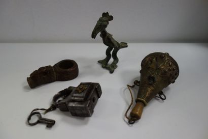 Lot : - Oiseau en bronze patiné. H. : 10...