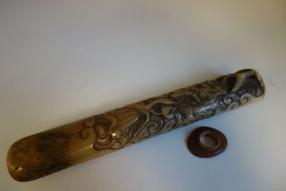 JAPON
Manche en corne de cervidé sculpté...