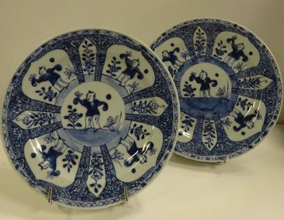 CHINE
Paire d'assiettes en porcelaine à décor...