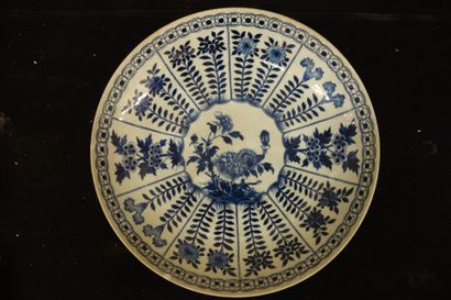CHINE
Grand plat creux en porcelaine blanche...