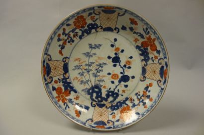 CHINEPlat creux en porcelaine à décor Imari...