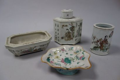 CHINELot en porcelaine à décor polychromes...