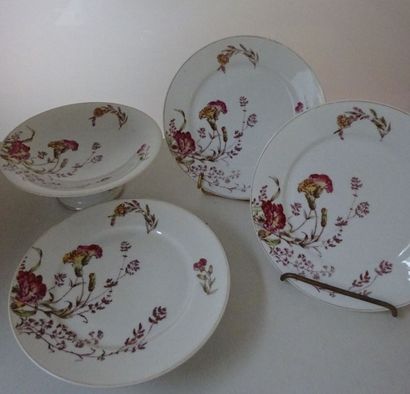 Partie de service en porcelaine à décor de...