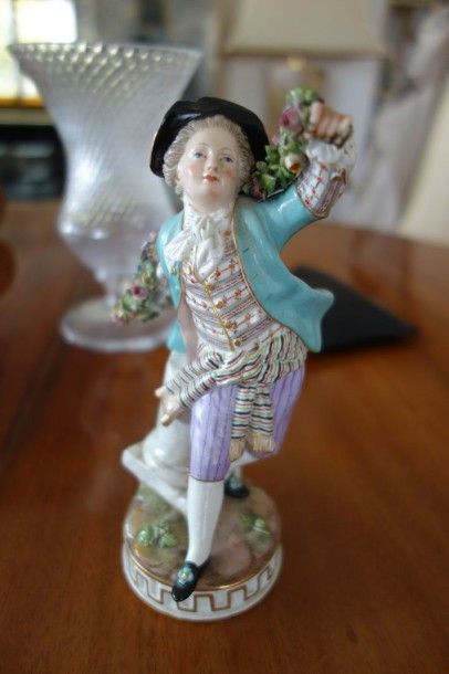 MEISSENPersonnage à la guirlande en porcelaine...
