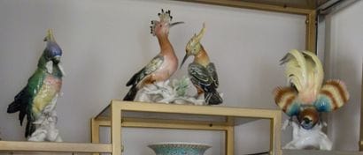 Groupe et deux sujets en porcelaine polychrome...
