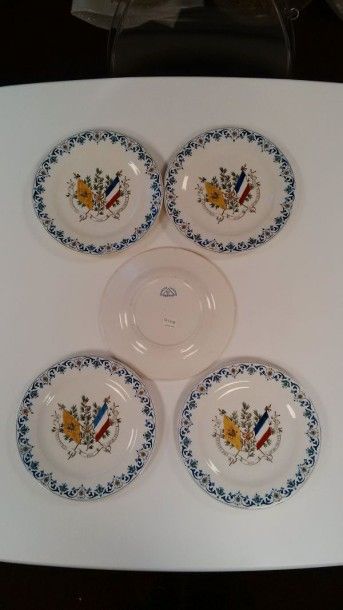 Série de cinq assiettes en faïence fine blanche...