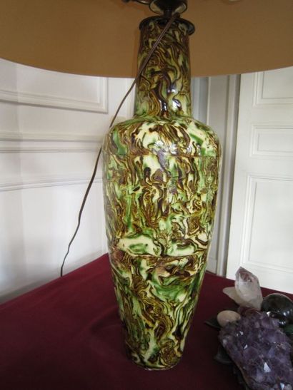 Paire de hauts vases en forme d'amphores,...