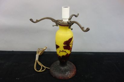 Pied de lampe.Epreuve en verre jaune marmoréen.Décor...