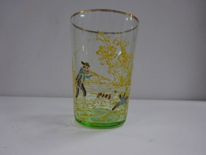 Verre de forme tronconique à décor émaillé...