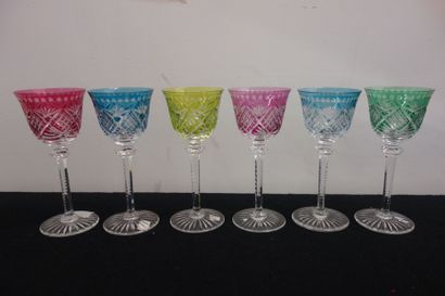 SAINT-LOUIS Suite de 6 verres à pied de couleurs...