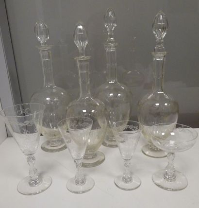 Partie de service de verres en cristal gravé...