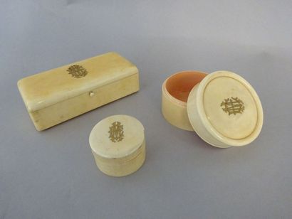 Partie de garniture de toilette en ivoire...