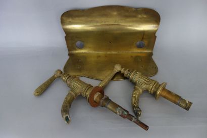 Elément de robinetterie.En bronze doré et...