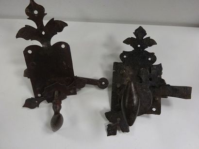 Lot de deux loquets en fer forgé, la poignée...