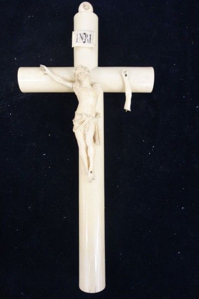 Crucifix en ivoire (pré-convention).XXème...