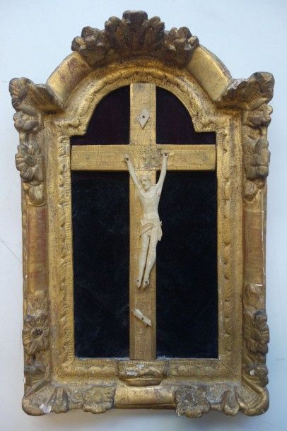 Crucifix en os dans un cadre en bois et stuc...