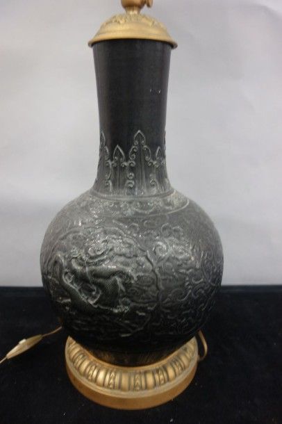 LampeLe pied formé par un vase en grès émaillé...