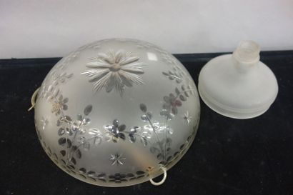Plafonnier rond en verre taillé à décor d'étoiles...