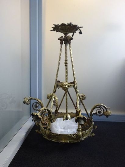 Lustre plafonnier en bronze doré formé d'une...