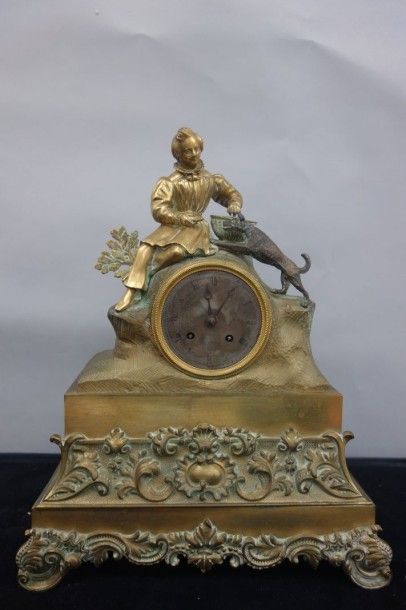 Pendule en bronze doré et laiton à d'un décor...