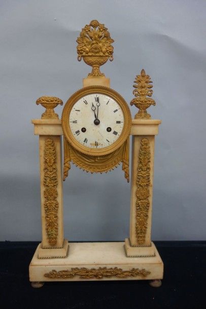 Pendule portique en albâtre et bronze doré,...