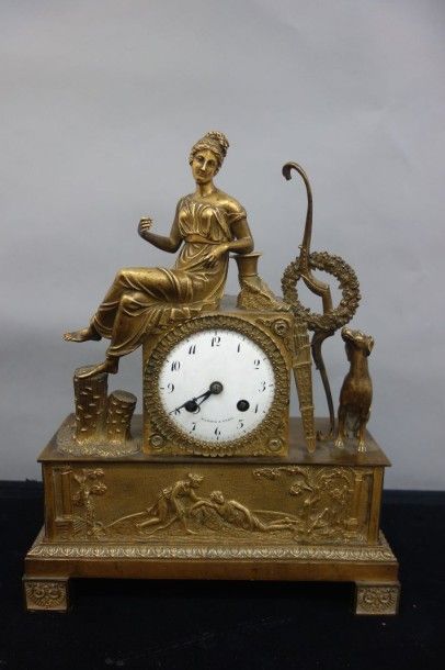 Pendule borne en bronze doré, le cadran émaillé...