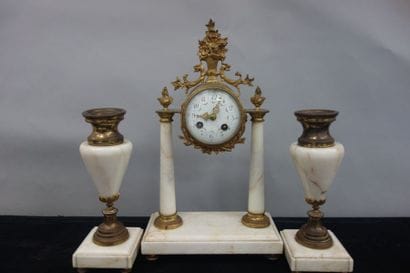 Garniture de cheminée de style Louis XVI...