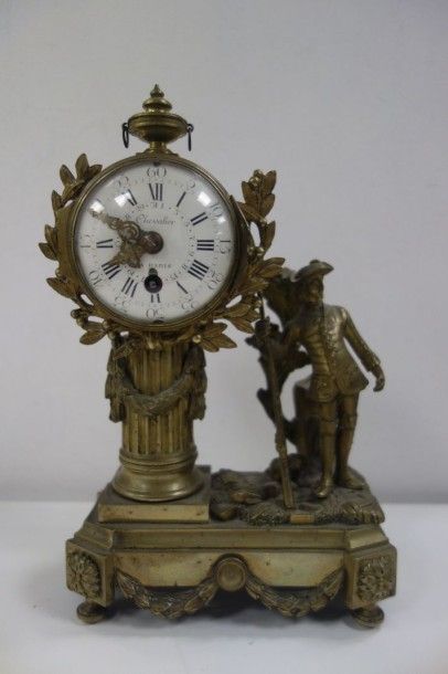 Petite pendule borne.En bronze doré à décor...