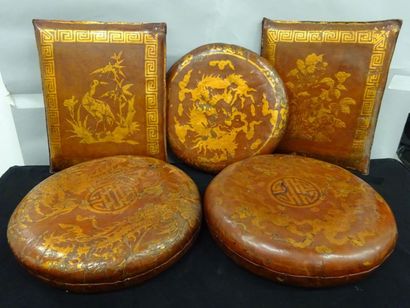 CHINECinq coussins en cuir fort marron (deux...