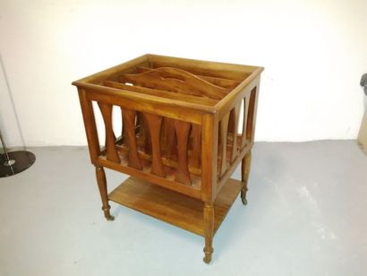 Meuble porte-revue en bois naturel.

Travail...